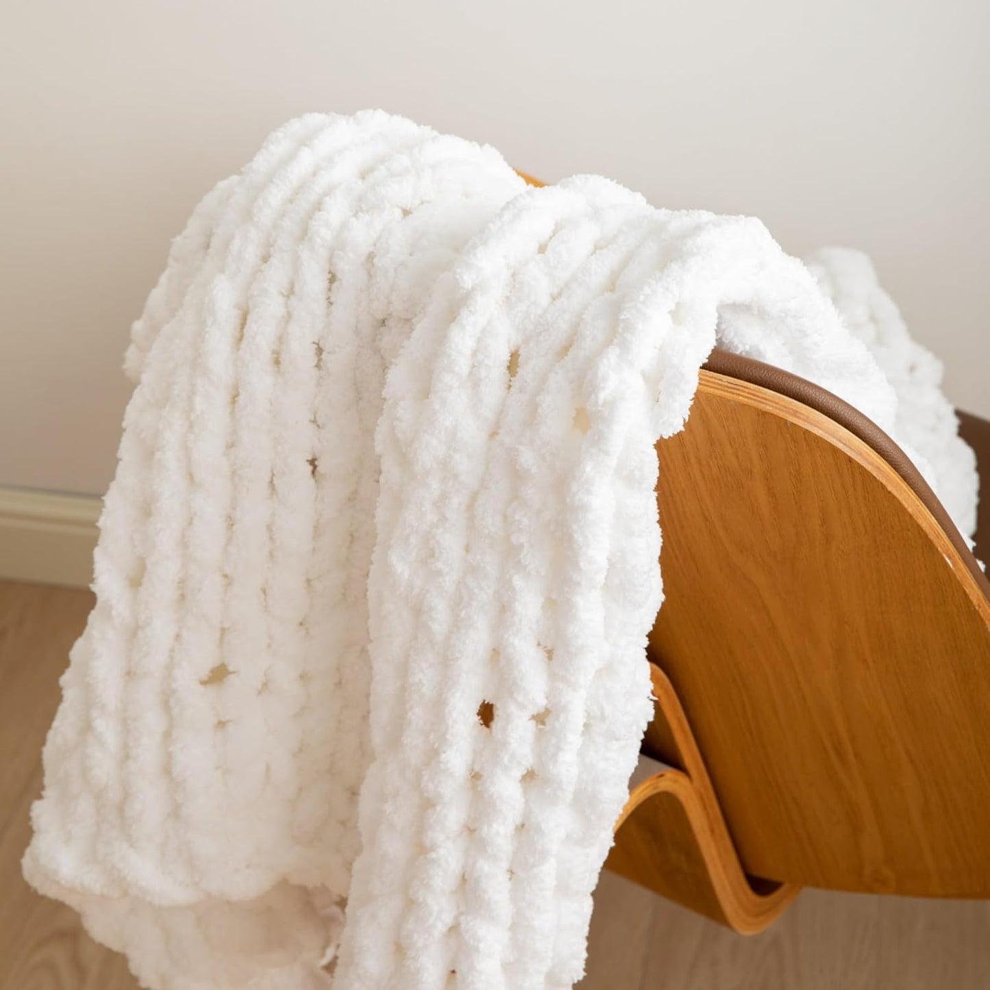 WESHIONGOO Chunky Knit Blanket Throw 40"×40" Knitted Throw Blankets for Couch Bed Fluffy Soft Blanket with Jumbo Chenille Yarn Thick 100% Handmade (White)