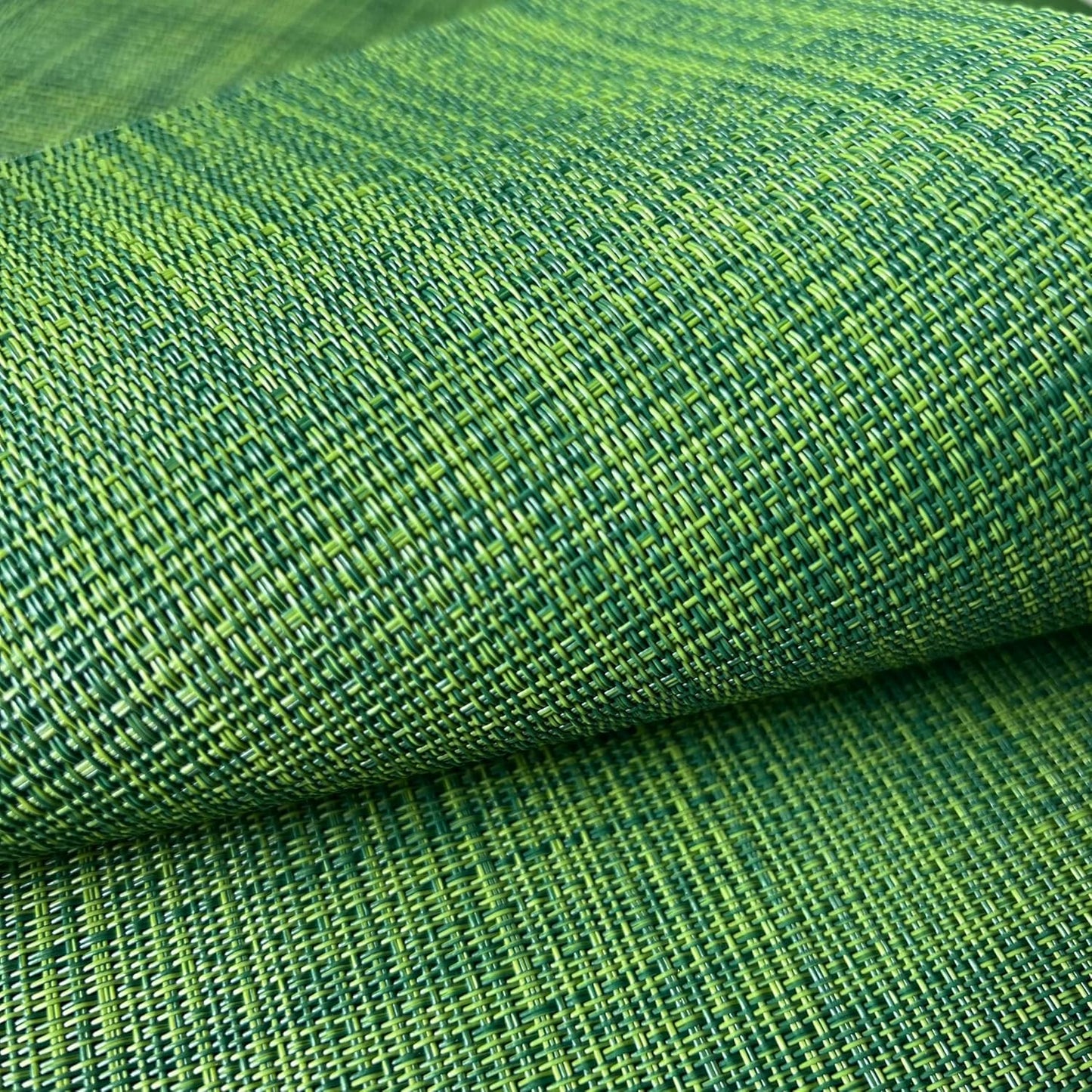 WAZAIGUR Placemats Set of 6 for Dining Table Heat-Resistant Washable Place Mats Woven Vinyl Kitchen Table Mats Easy to Clean,Hunter Green