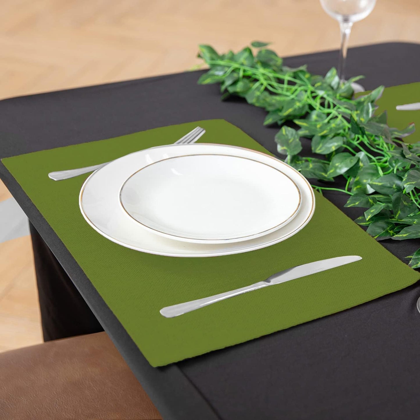 Cloth Placemats Set of 8, Linen Type Fabric Placemats Machine Washable Heat Resistant Placemats Wrinkle Free Thick Polyester Kitchen Place Mats for Dining Table (Green)