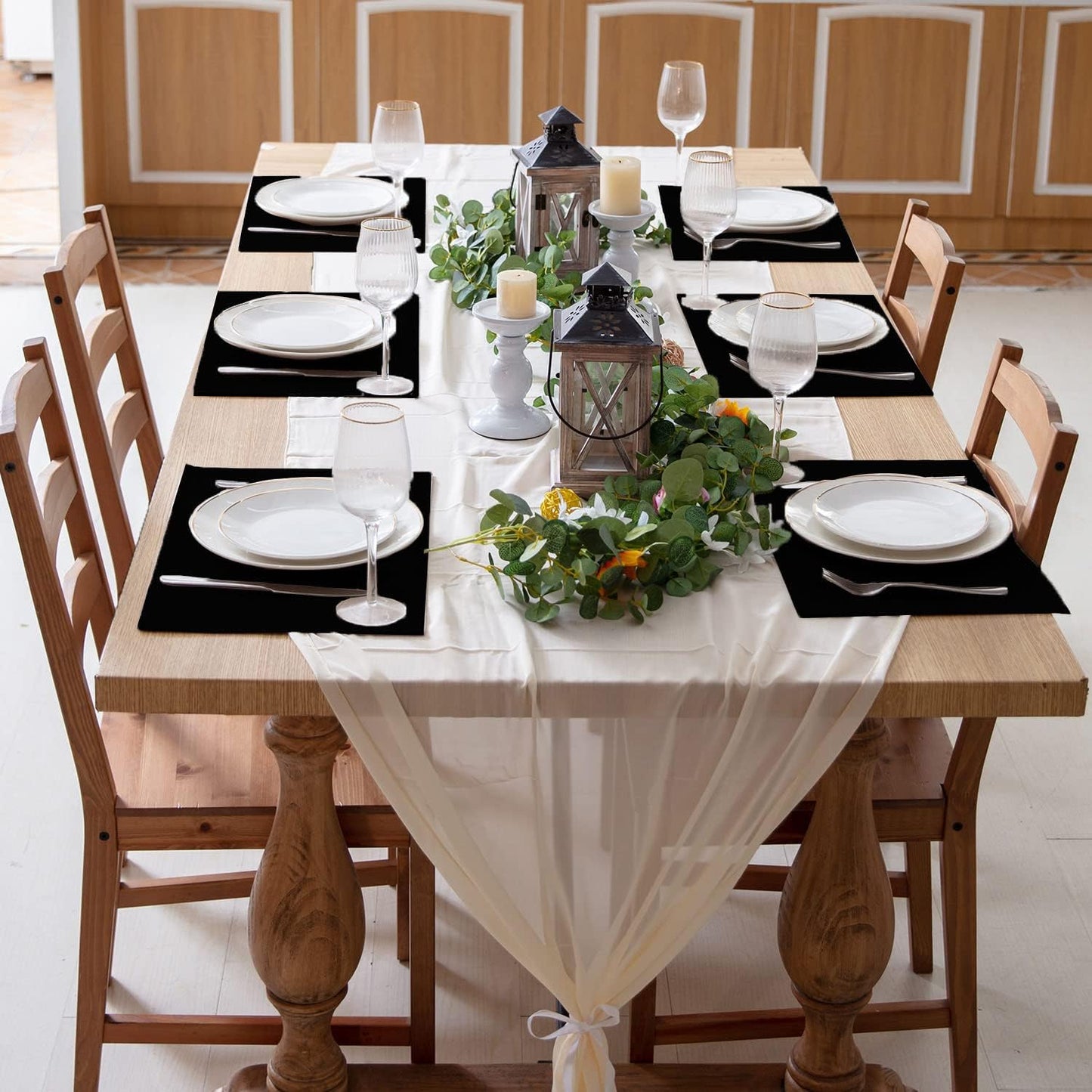 Cloth Placemats Set of 8, Linen Type Fabric Placemats Machine Washable Heat Resistant Placemats Wrinkle Free Thick Polyester Kitchen Place Mats for Dining Table (Black)