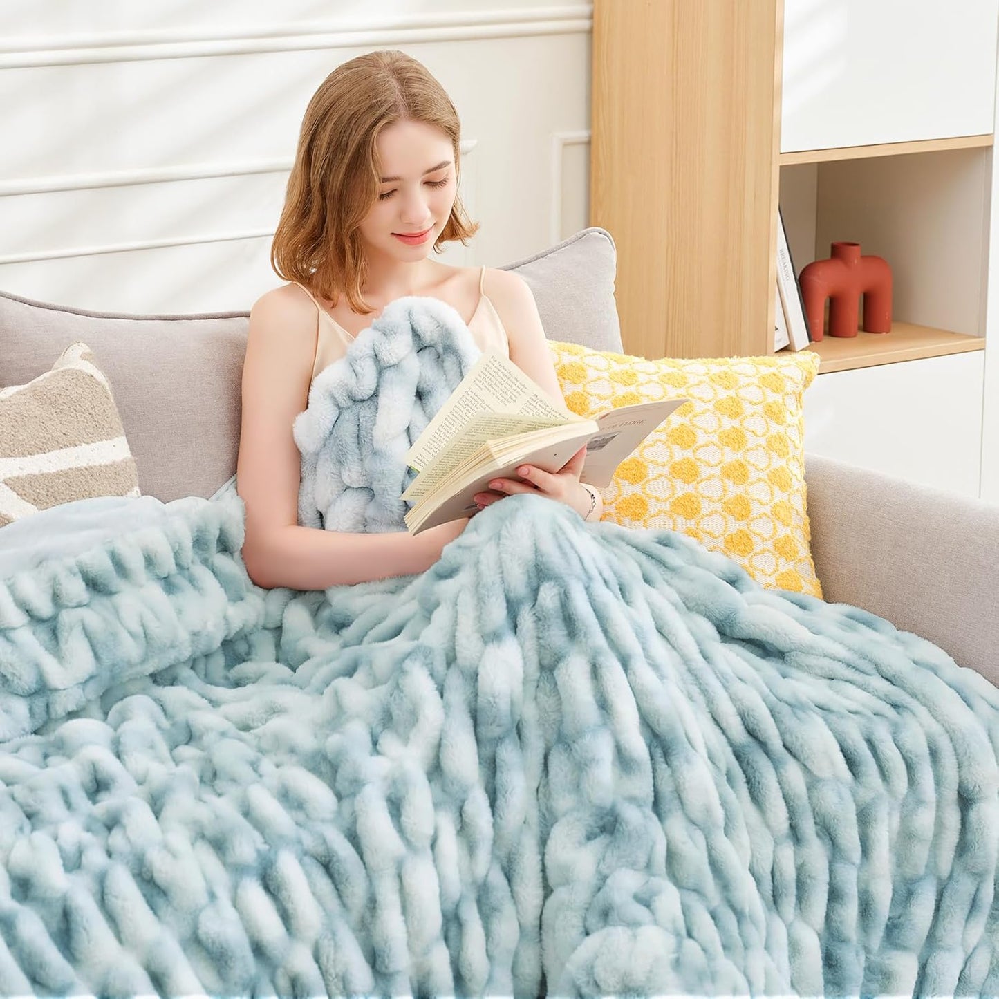 Ultra Soft Luxury Faux Fur Throw Blanket for Counch,Fuzzy Fluffy Plush Warm Cozy Elegant Wrinkled Blanket for Sofa Bedroom Living Room,（50"x60",Tie-dye Freshwater Blue）