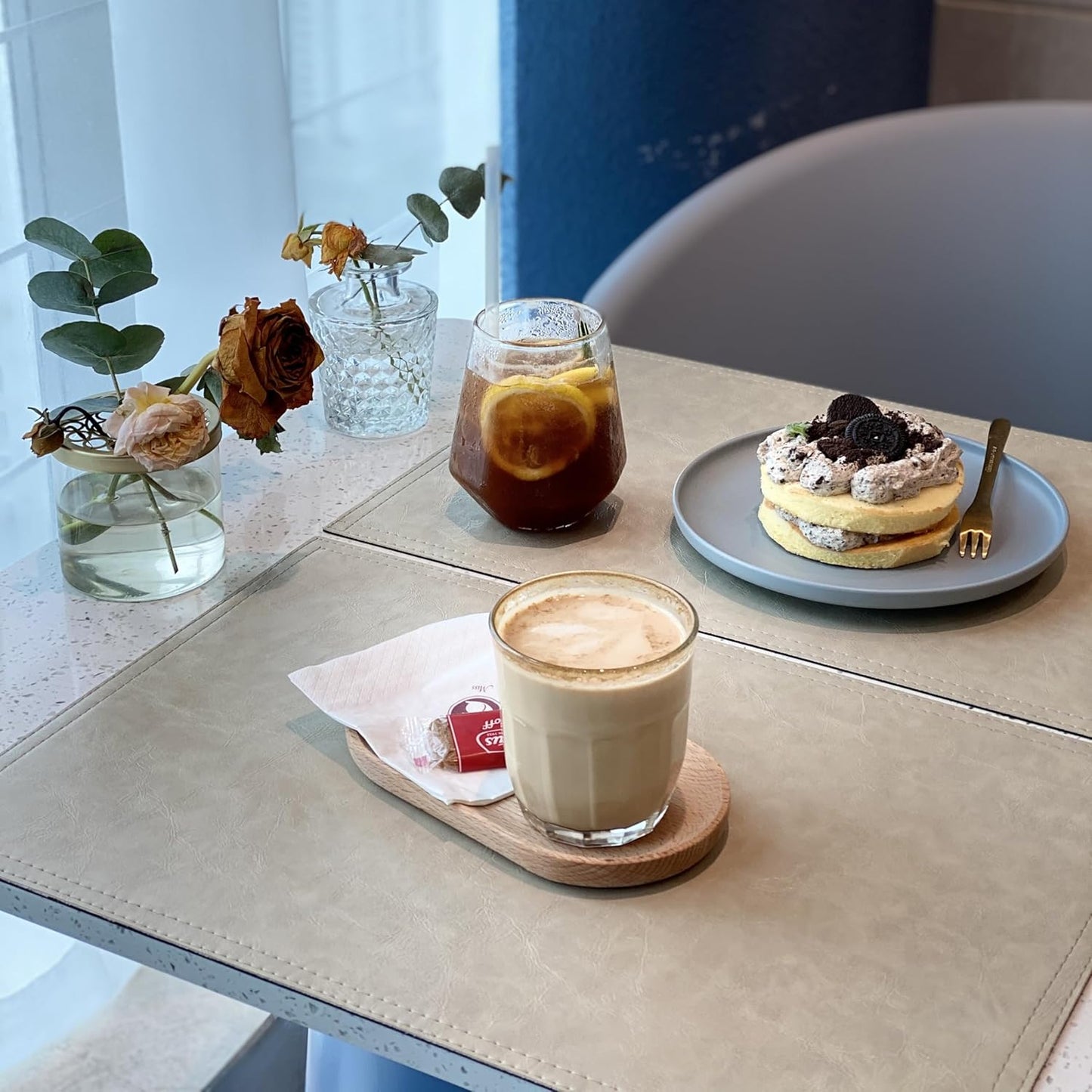 Waterproof PU Placemats, Faux Leather Dining Table Mat, Set of 4, Easy to Wipe Off Scrub Vinyl Mat, Heat & Stain Resistant for Office Conference Table, Home Decor G Parchment White