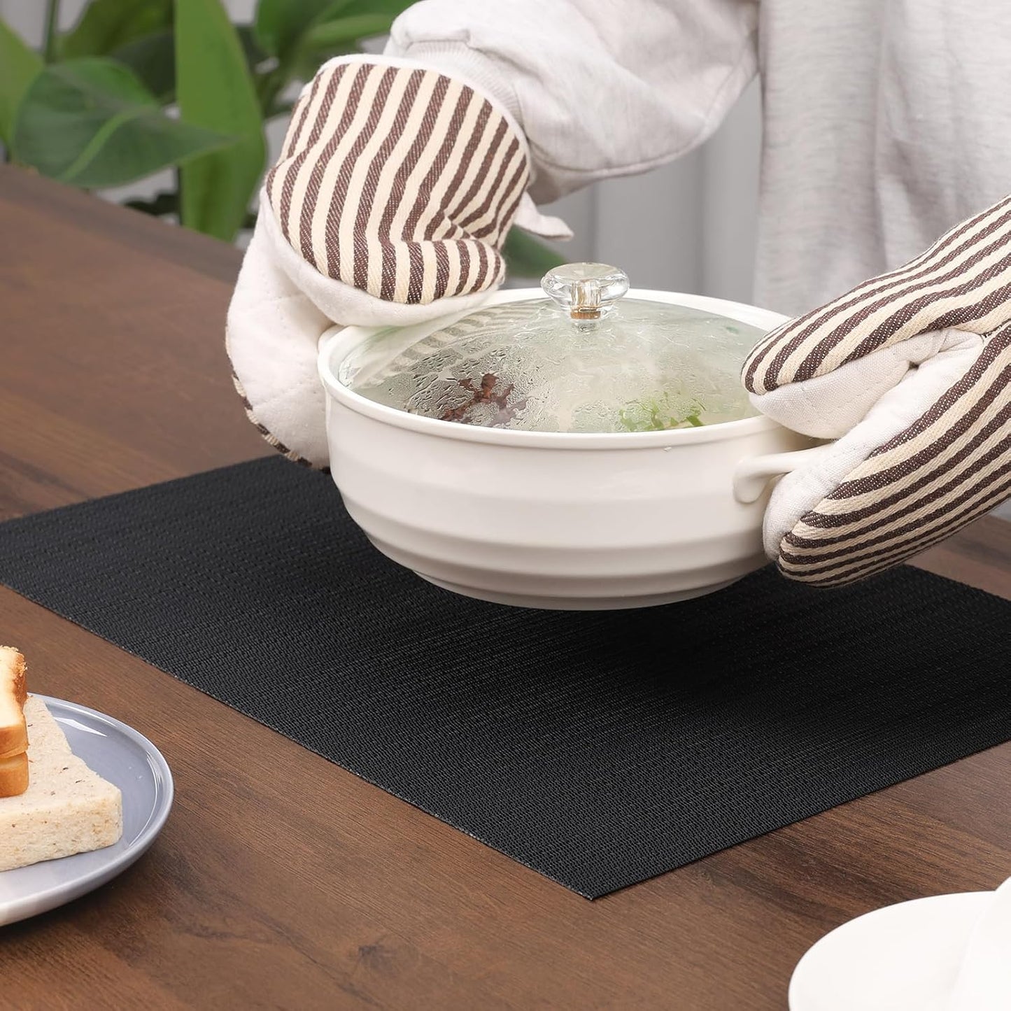 Myir JUN Placemats Set of 4, Vinyl Woven Placemats Place Mats Indoor Set of 4 Washable Table Mats Non-Slip Place mats for Dining Table (Black, Set of 4)