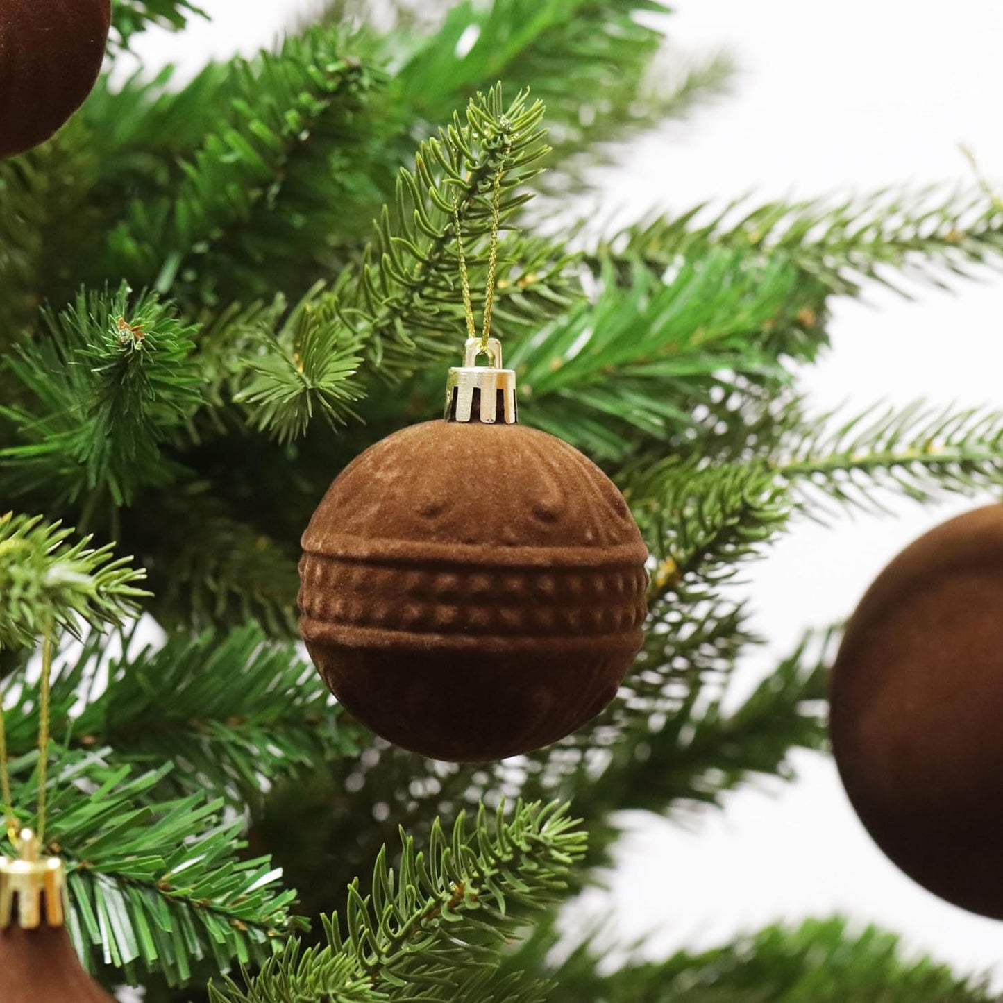 Senjie Velvet Christmas Balls Flocked Christmas Tree Ball Ornaments 63PCS Bulk Plastic Balls Xmas Decorative Hanging Ornaments Christmas Tree Decoration Brown