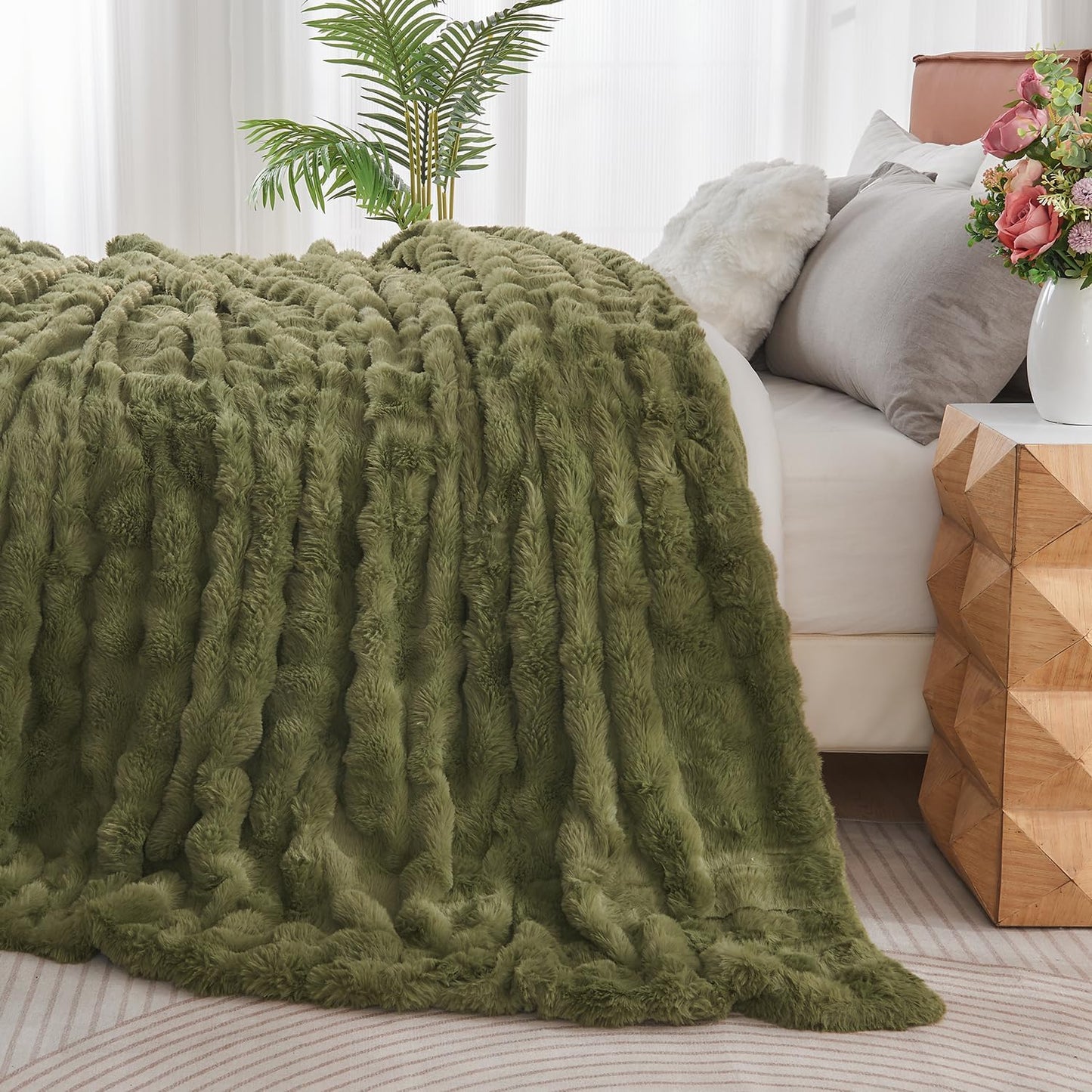 Lotus Karen Faux Fur Blanket Dark Green - Big Bubble Rabbit Fluff King Blankets for The Bed,Softest Fluffy Fuzzy Cozy Blanket,Thick Furry Plush Shaggy Warm Blankets for Women,108x90 Inches