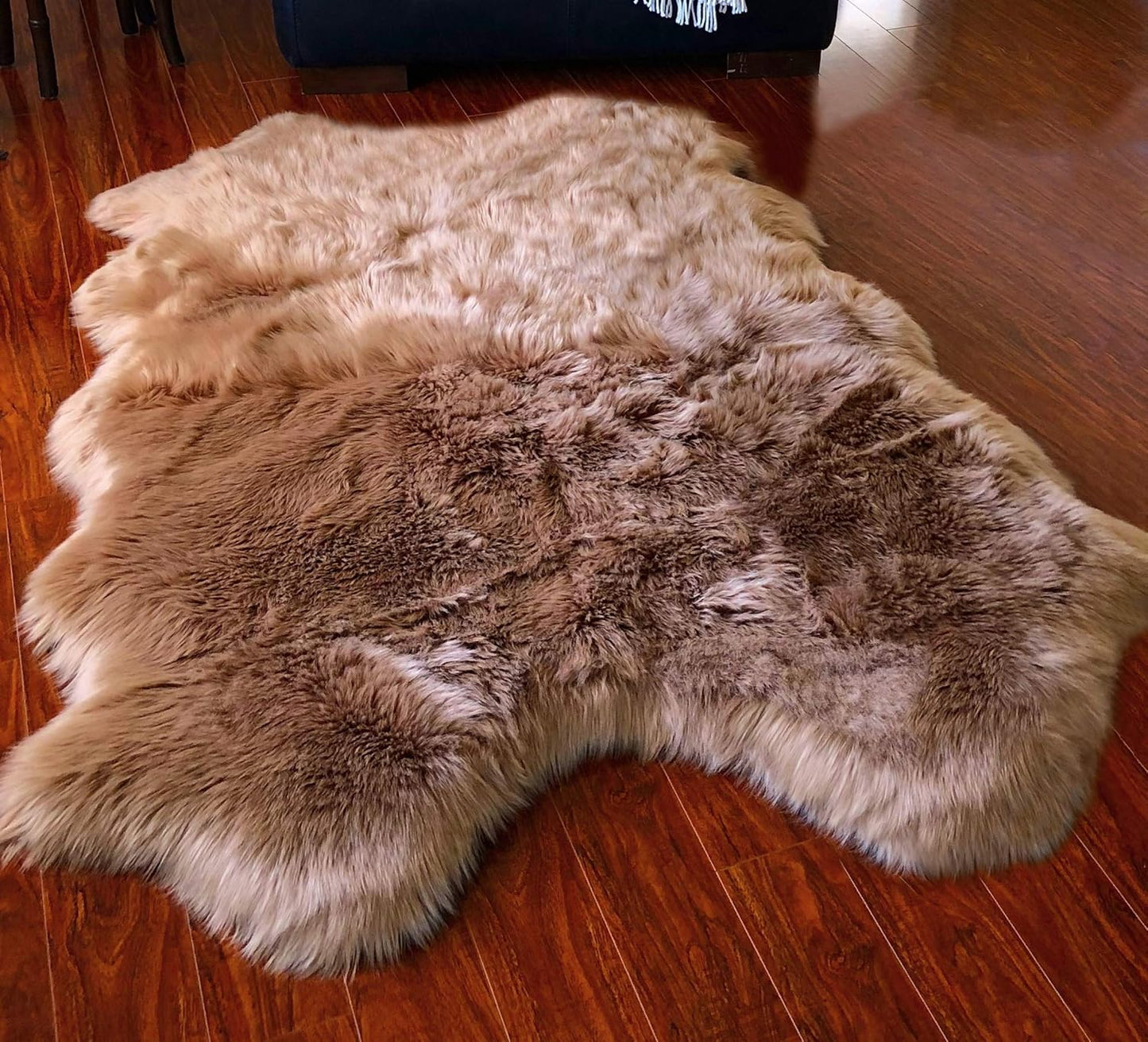 LAMBZY Faux Sheepskin Hypoallergenic Free Shape Silky Shag Rug, Luxury Shaggy Silky Plush Carpet for Bedrooms Rugs Living Room Kids Rooms Sofa Floor Rugs (Quarto 4 Pelts 4'x6', Camel)