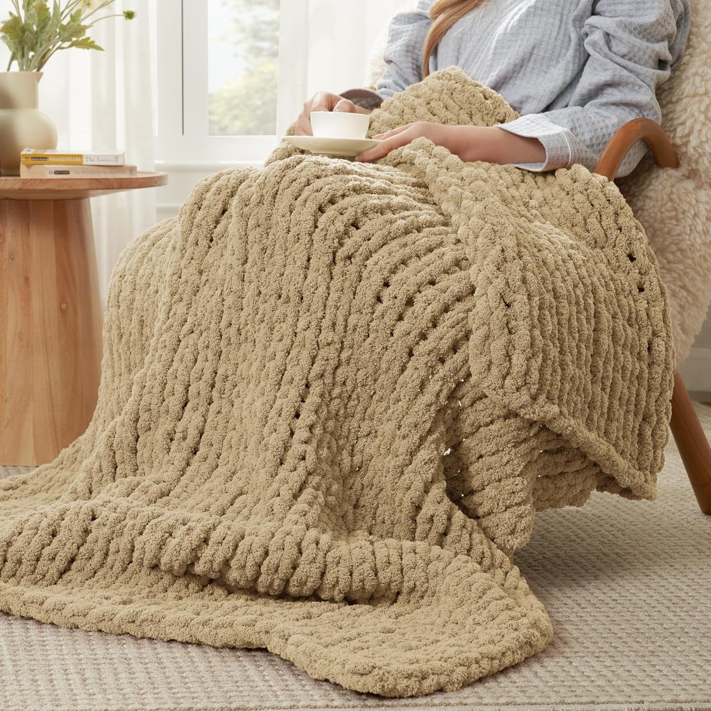 Amélie Home Chunky Knit Throw Blanket for Couch, Soft Chenille Crochet Blanket for Children, 40"x50", Beige