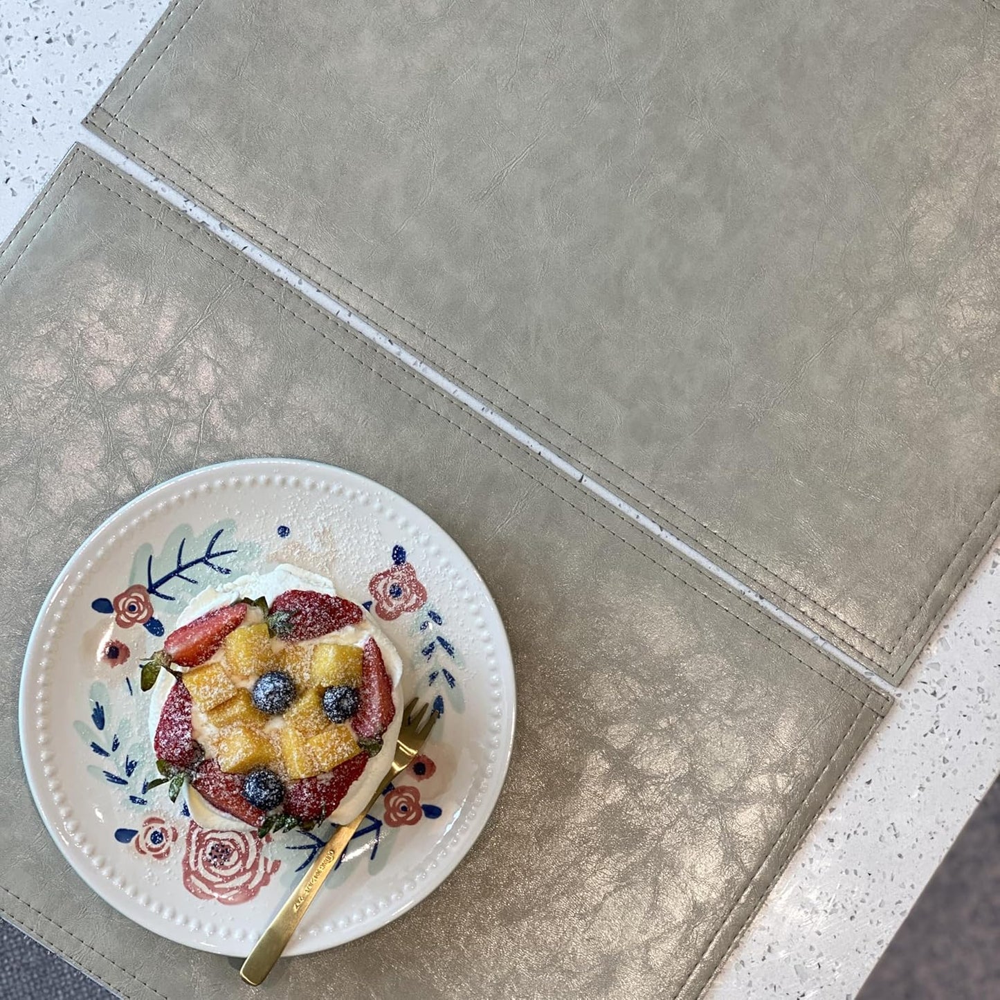 Waterproof PU Placemats, Faux Leather Dining Table Mat, Set of 4, Easy to Wipe Off Scrub Vinyl Mat, Heat & Stain Resistant for Office Conference Table, Home Decor G Parchment White