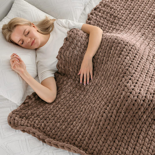 Maetoow Tighter Version Chenille Chunky Knit Blanket Throw （40×50 Inch）, Handmade Warm & Cozy Blanket Couch, Bed, Home Decor, Soft Fleece Banket, Boho Thick Blankets and Giant Yarn Throws，Brown