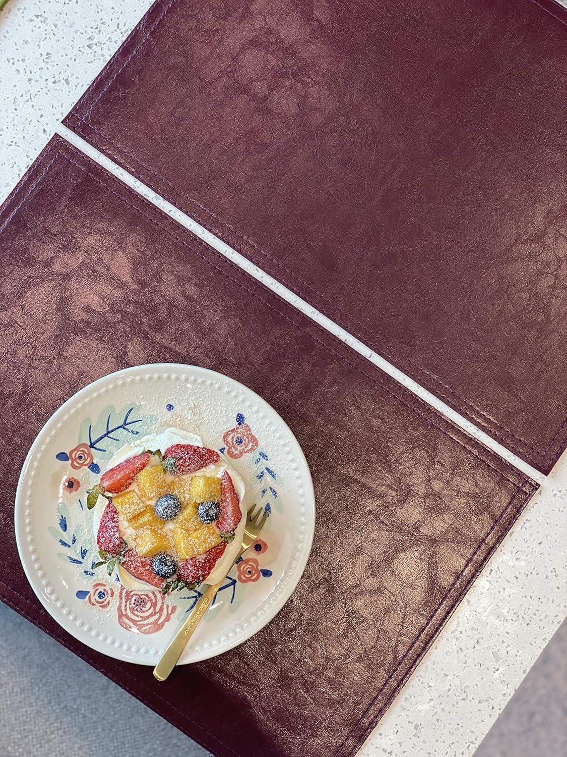 Waterproof PU Placemats, Faux Leather Dining Table Mat, Set of 4, Easy to Wipe Off Scrub Vinyl Mat, Heat & Stain Resistant for Office Conference Table, Home Decor G Bordeaux